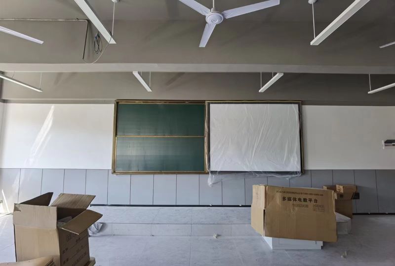 濟(jì)南英才學(xué)校升降綠板